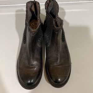 Stunning bed stu booties! Great condition!